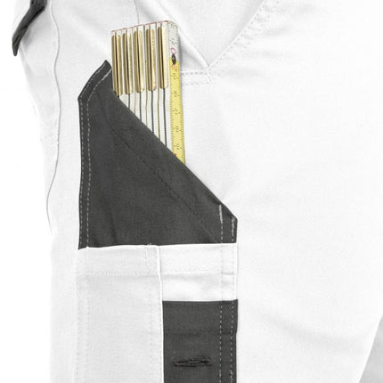 Detail: doppelte Maßstabtasche mit Zollstock und Stiftfächern