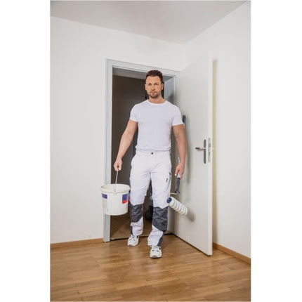 Maler in der weiß-grauen Stretch-Bundhose mit Farbeimer